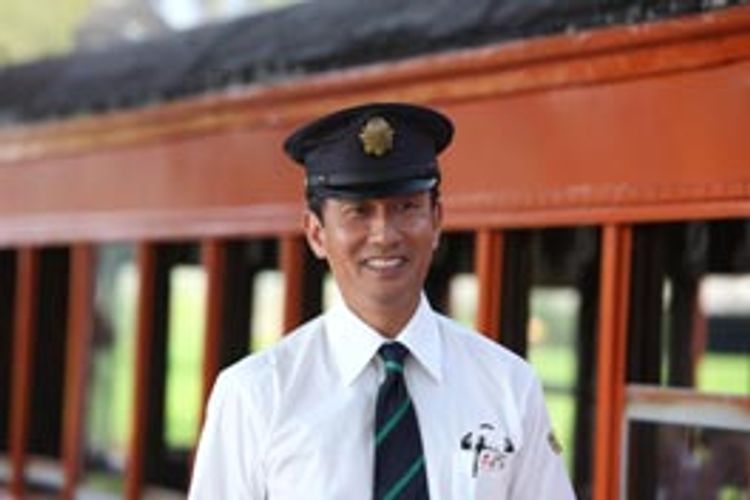 RAILWAYS 49歳で電車の運転士になった男の物語 メイン画像