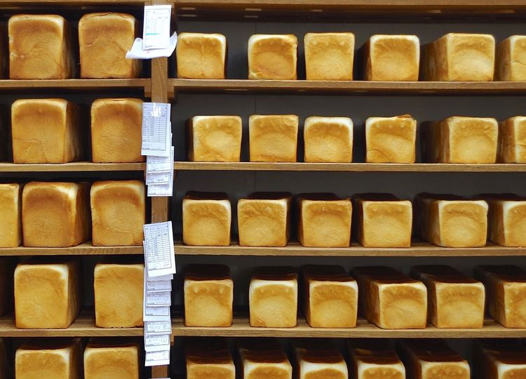 74歳のペリカンはパンを売る。 メイン画像
