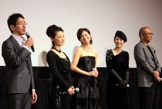 左から：野間口徹、黒田福美、広末涼子、中谷美紀、犬童一心監督