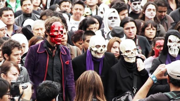 死者の行進ではメキシコの民謡を皆で合唱(『ホドロフスキーのサイコマジック』)