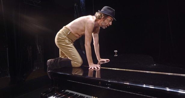悩めるピアニストが裸でピアノの上に乗る…!?(『ホドロフスキーのサイコマジック』)