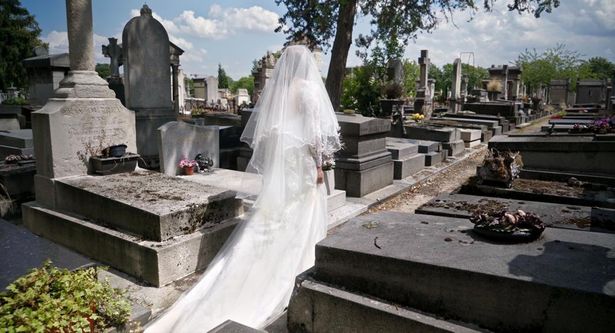 婚約者の自殺を乗り越えるためウェディングドレスで墓地を歩く女性(『ホドロフスキーのサイコマジック』)