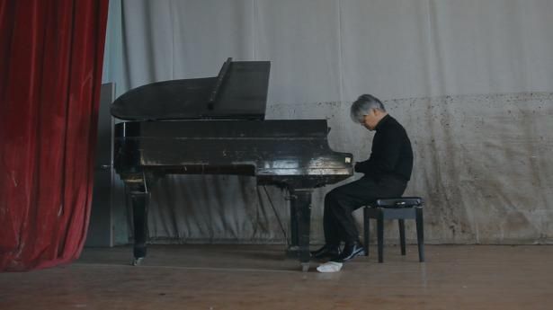【写真を見る】坂本龍一が被災したピアノを弾く、無料配信中のドキュメンタリー映画『Ryuichi Sakamoto:CODA』の名シーン