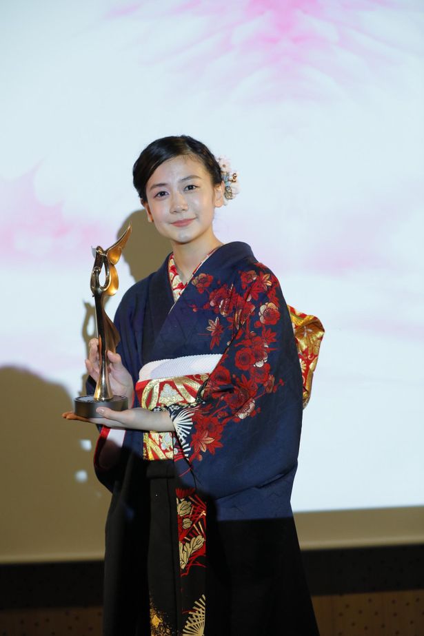 【写真を見る】千眼美子、モナコ国際映画祭で涙！着物姿で受賞スピーチをした