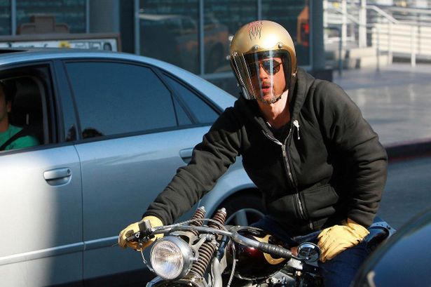 【写真を見る】ヘルメットでもハンサムすぎる！バイクに跨るワイルドなブラピは過去にも