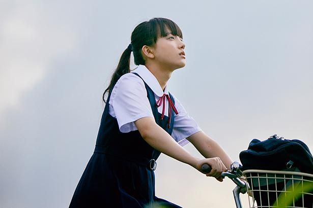 旬の女優・清原果耶が映画初主演を務める『宇宙でいちばんあかるい屋根』