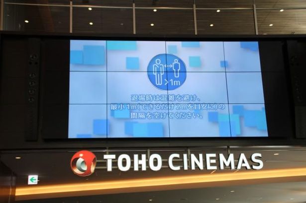 ついにTOHOシネマズ全劇場が再開！ロビーでは注意喚起の映像が流れている