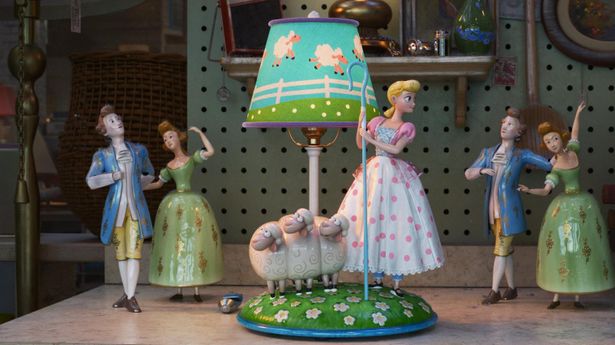 磁器製の人形たちと並んでお店に飾られるボー・ピープ(『ボー・ピープはどこに？』)