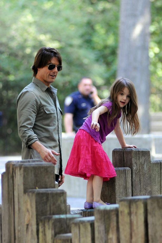 【写真を見る】パパとしての一面にほっこり！トム・クルーズと娘スリのかつての公園遊びの様子