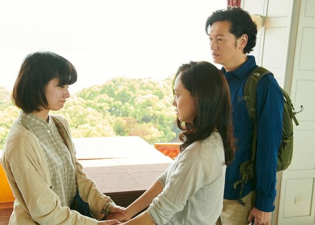 【写真を見る】永作博美と井浦新が、養子縁組で男の子を迎え入れる夫婦に扮する