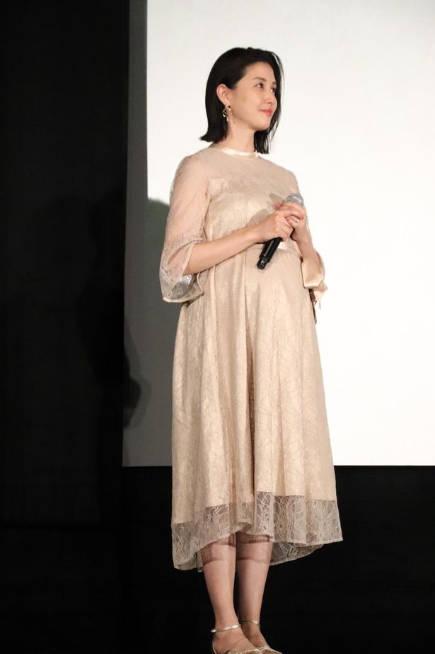 【写真を見る】妊娠中の橋本マナミ、ふっくらお腹で登壇。ロングドレス姿が美しい！