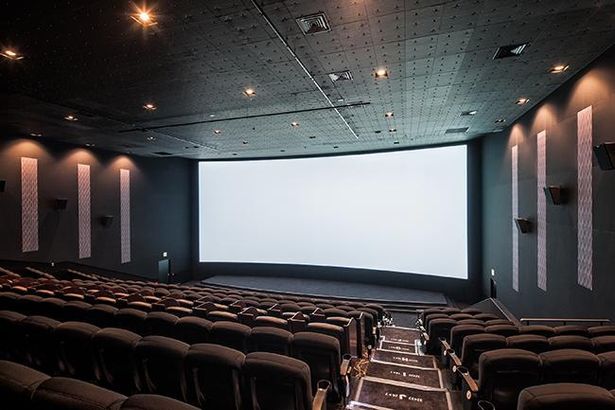 巨大スクリーンで視界いっぱいに映画を楽しめる