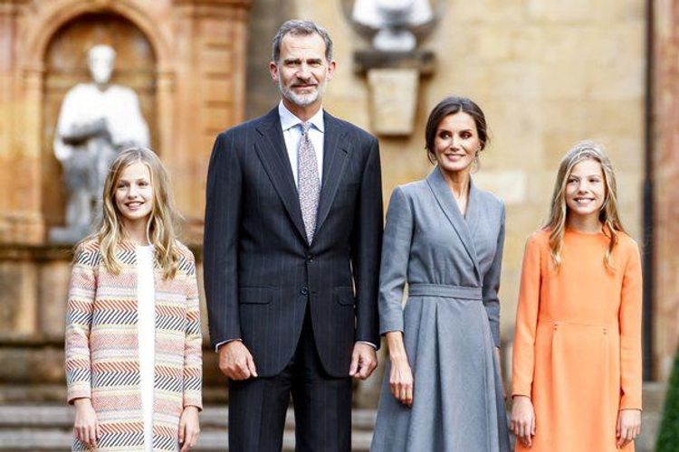 スペインの王女姉妹、母レティシア王妃の御用達ブランドで初リモート公務に