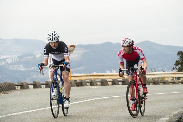 ハードな特訓を重ねて熱演した自転車シーンにも注目！