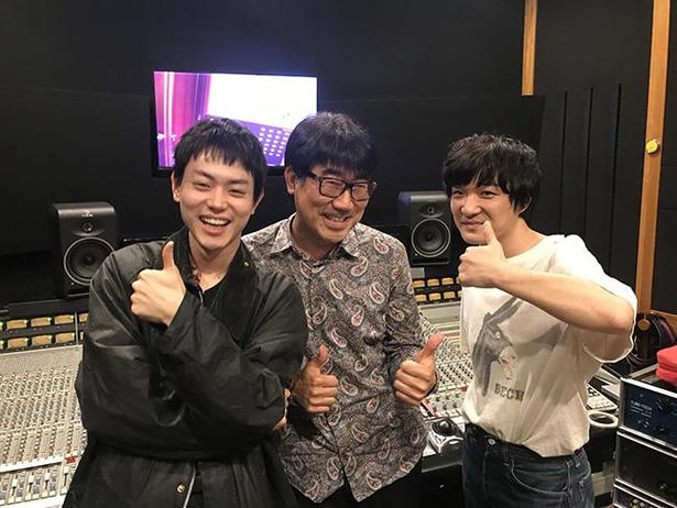 【写真を見る】菅田と石崎、音楽を担当する亀田誠治のオフショット