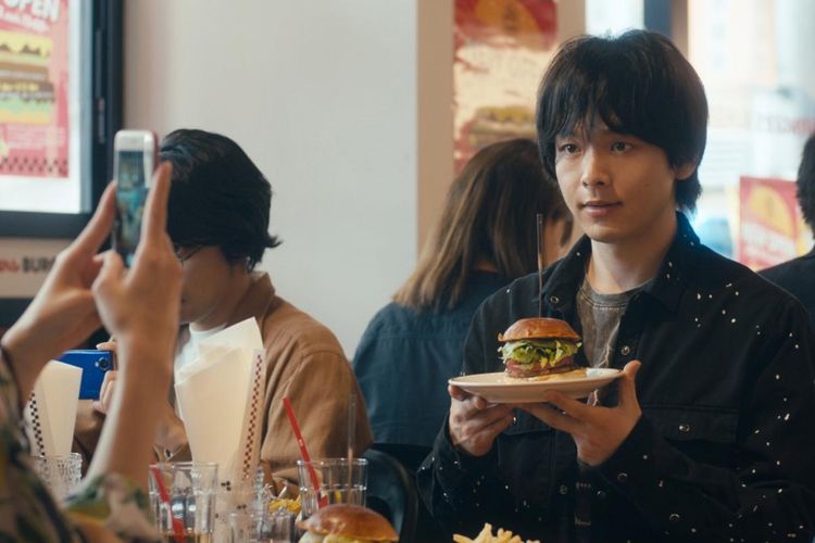 中村倫也がハンバーガーを手に写真撮影…？『人数の町』から新カットが到着