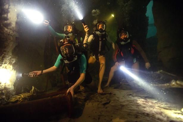 海底にやって来た4人は恐怖のドン底に突き落とされる！(『海底47m 古代マヤの死の迷宮』)