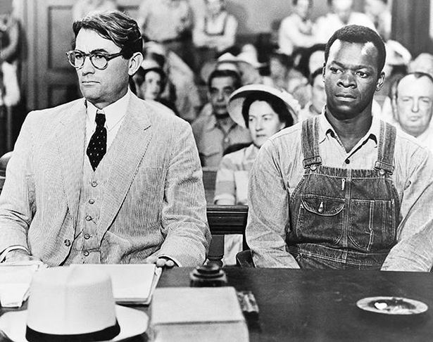 グレゴリー・ペック扮する白人弁護士が差別と偏見に立ち向かいながら黒人青年の無実を証明しようとする『アラバマ物語』
