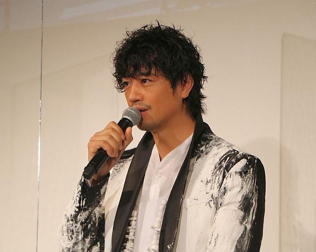 斎藤工はステイホーム中「木目や壁の傷と話したりしていた」とコメント