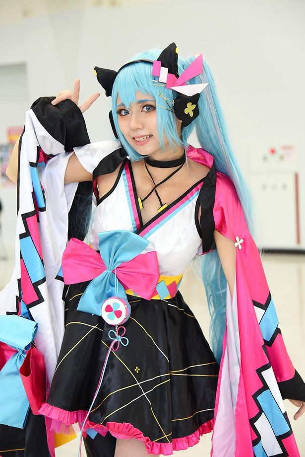 ボーカロイドの初音ミクに扮する ひなた陽さん