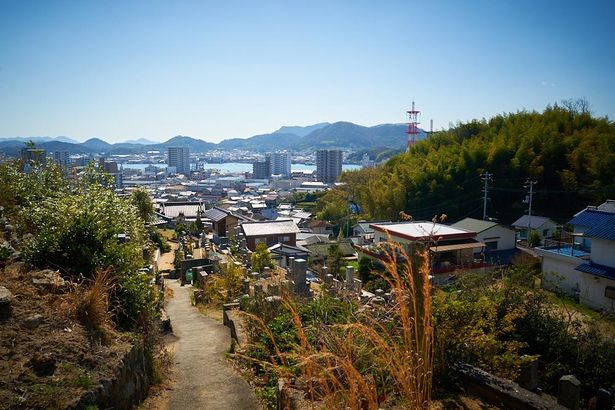 西願寺から、尾道市街を眺める
