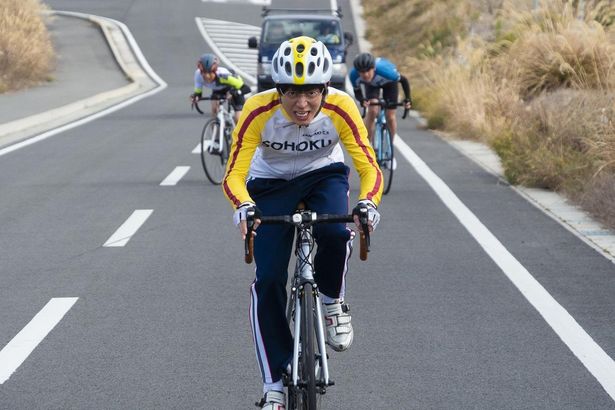 全力を尽くして自転車を漕ぐ坂道