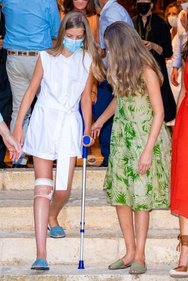 怪我の原因は定かでないが、松葉杖をつくソフィア王女をサポートするレオノール王女