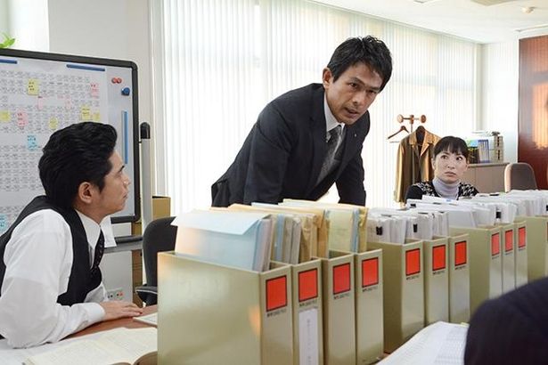 家庭での不安を抱えながらも、会社では部下たちを鼓舞し、仕事に邁進する梶井