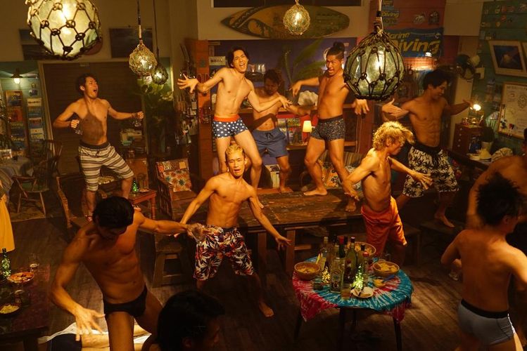 屈強な男たちが全裸で飲み踊る！『ぐらんぶる』が映しだす肌色すぎる青春