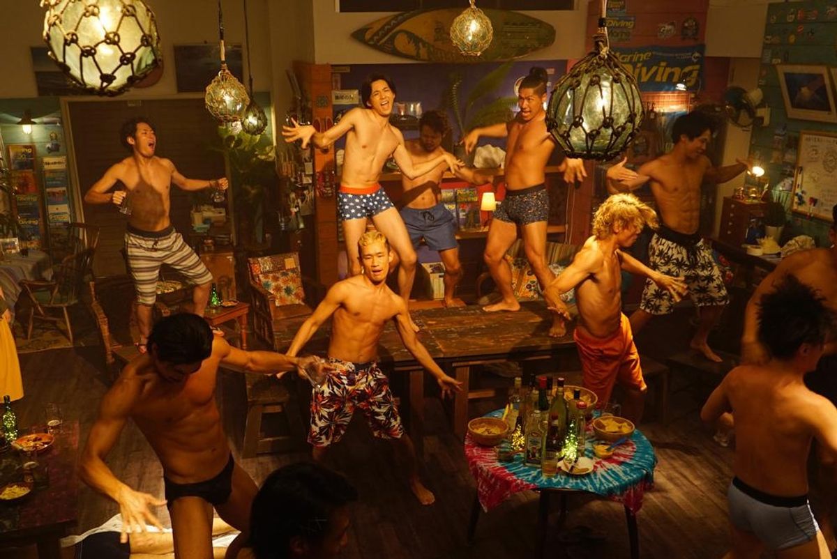 屈強な男たちが全裸で飲み踊る！『ぐらんぶる』が映しだす肌色すぎる青春｜最新の映画ニュースならMOVIE WALKER PRESS