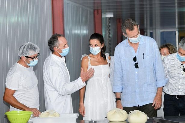 マヨルカ島でバケーション中のレティシア王妃、フェリペ6世と共にチーズ工場へ