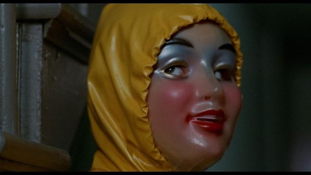 黄色のレインコートに不気味なマスク…埋もれた名作『アリス・スウィート・アリス』を知っているか？