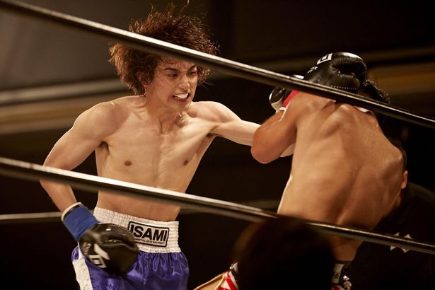 【写真を見る】横浜流星がリングで激闘！プロのキックボクサーたちも感嘆