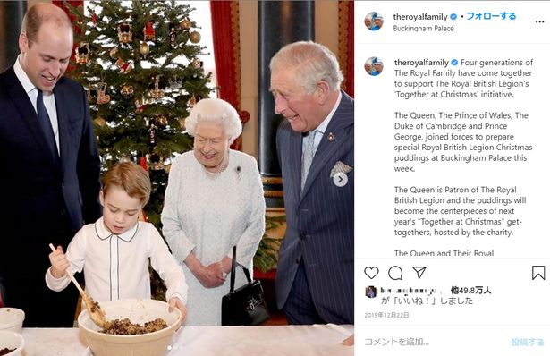 【写真を見る】楽しそうなエリザベス女王！英王室4世代でケーキ作りをする貴重なショット
