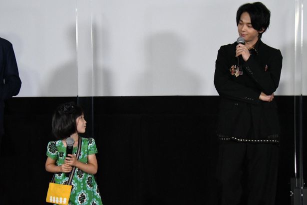 【写真を見る】中村倫也は、子役の吉田萌果を優しく見つめた