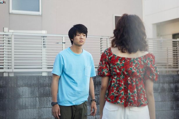 隣家に住む大学生の浅倉亨役に伊藤健太郎