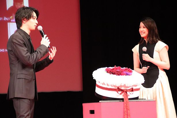 【写真を見る】横浜流星の誕生日を吉高由里子がお祝い！ゴージャスなケーキが登場した