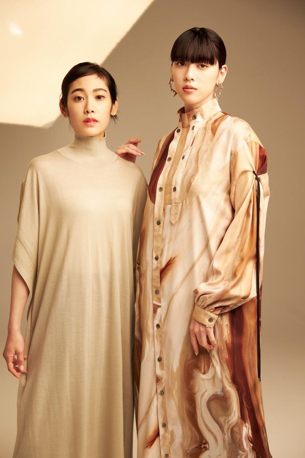 【写真を見る】三吉彩花＆阿部純子、艶っぽいベージュゴールドのドレスでうっとりするような存在感！