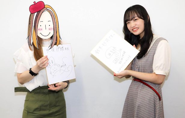 【写真を見る】咲坂伊緒と鈴木毬花がサイン交換。お互いに「うれしい！」と笑顔弾ける