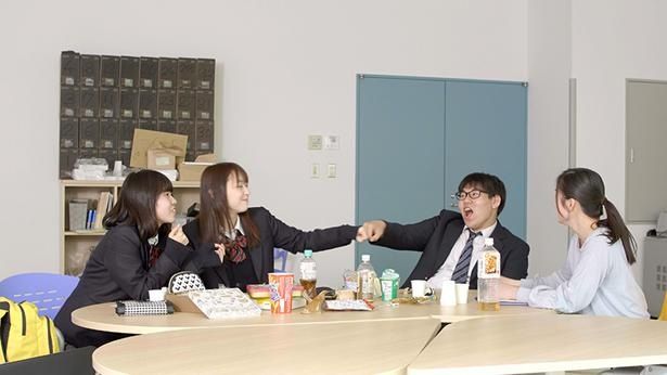 遠足気分で日系ブラジル人学校を訪問する日本の学生(『ムイト・プラゼール』)