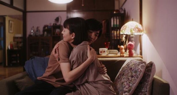 【写真を見る】松雪泰子演じる佳子が、2回り年下の恋人と抱き合うラブラブなシーン