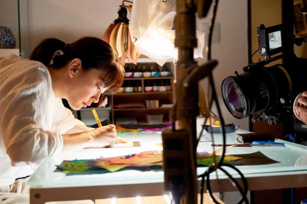 切り絵作家に扮した水川あさみは、自宅でも所作の練習に励んだ
