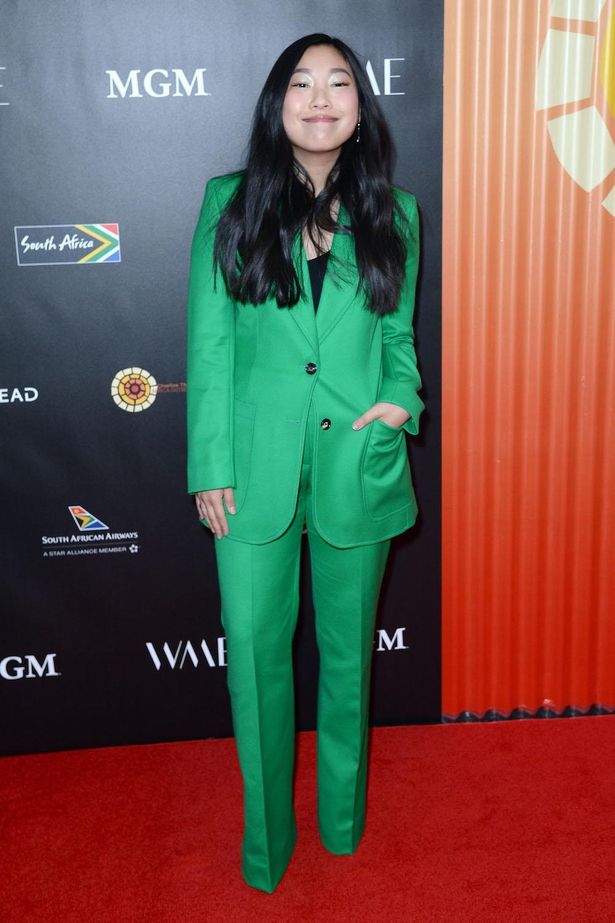 【写真を見る】グリーンのスーツスタイルが映える！ビタミンカラーも着こなすオークワフィナの個性派ファッション
