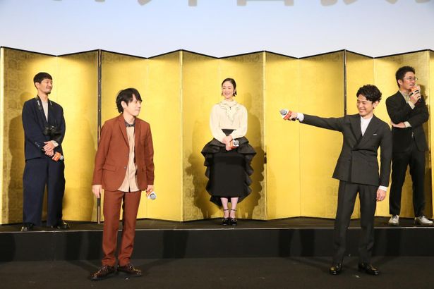 【写真を見る】二宮和也、妻夫木聡と笑顔でトーク！