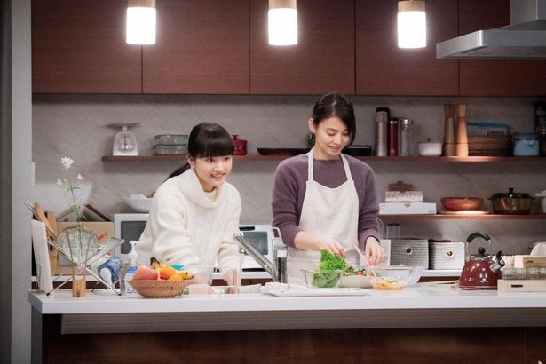 【写真を見る】石田ゆり子と清原果耶が演じる母娘がダイニングキッチンで仲睦まじげに立つ
