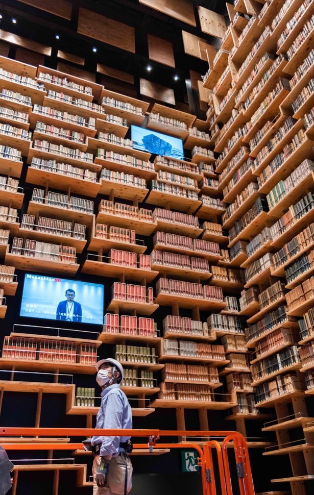 角川書店創業者の角川源義をはじめ、偉人たちの貴重な蔵書が並ぶ、まさに夢の空間…！