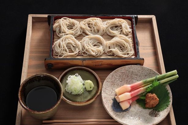 つる家の蕎麦は、ぷりっぷりの麺が持ち味。見た目もみずみずしく美味しそう！