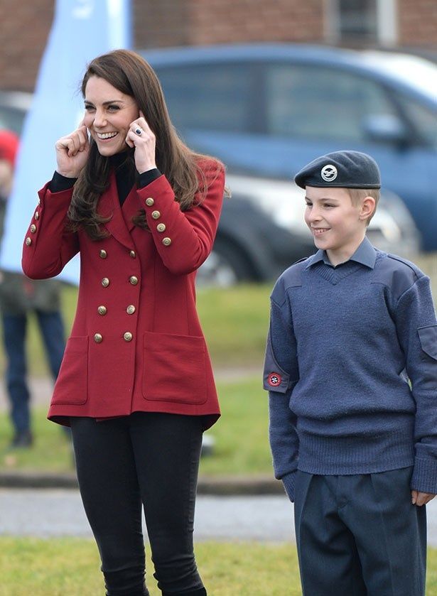 キャサリン妃が公務で英国空軍基地を訪問した