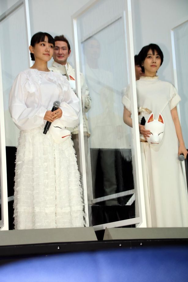 【写真を見る】松本穂香と奈緒、白いドレスを着た全身ショット