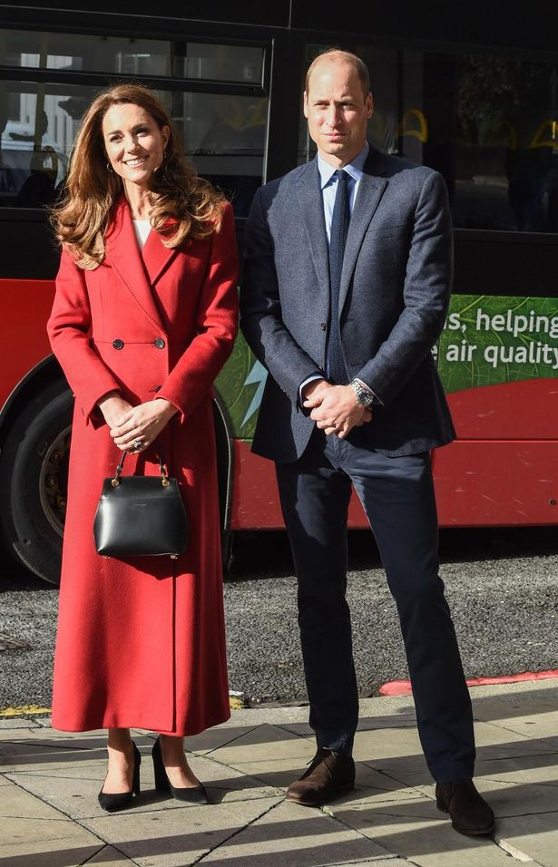 【写真を見る】ウィリアム王子とサプライズで街中に登場したキャサリン妃、赤いコートでダイアナ妃にオマージュ！